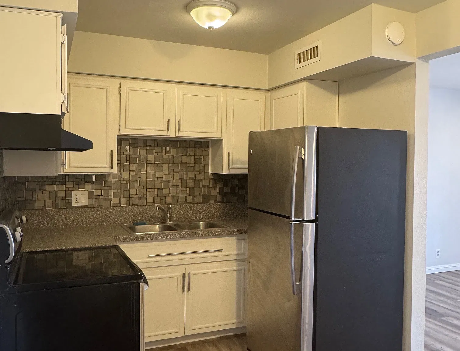 Royal Crest Circle S-615 - 24 — Photo 3