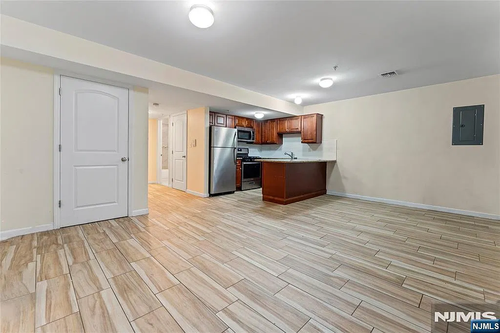 1 bed, 1.0 bath, $1,800 — Photo 1