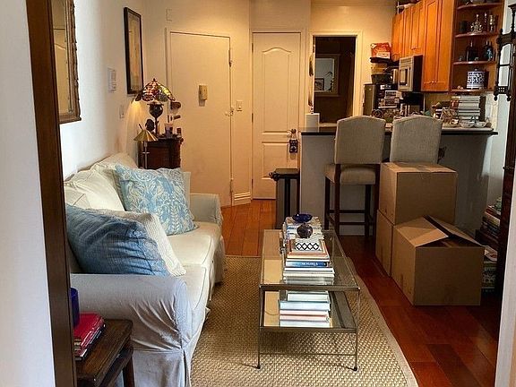 3rd image of 101 W 69th St #2AA