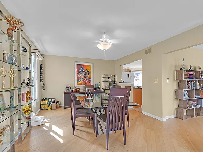 5 Newtown Ct E — Photo 5