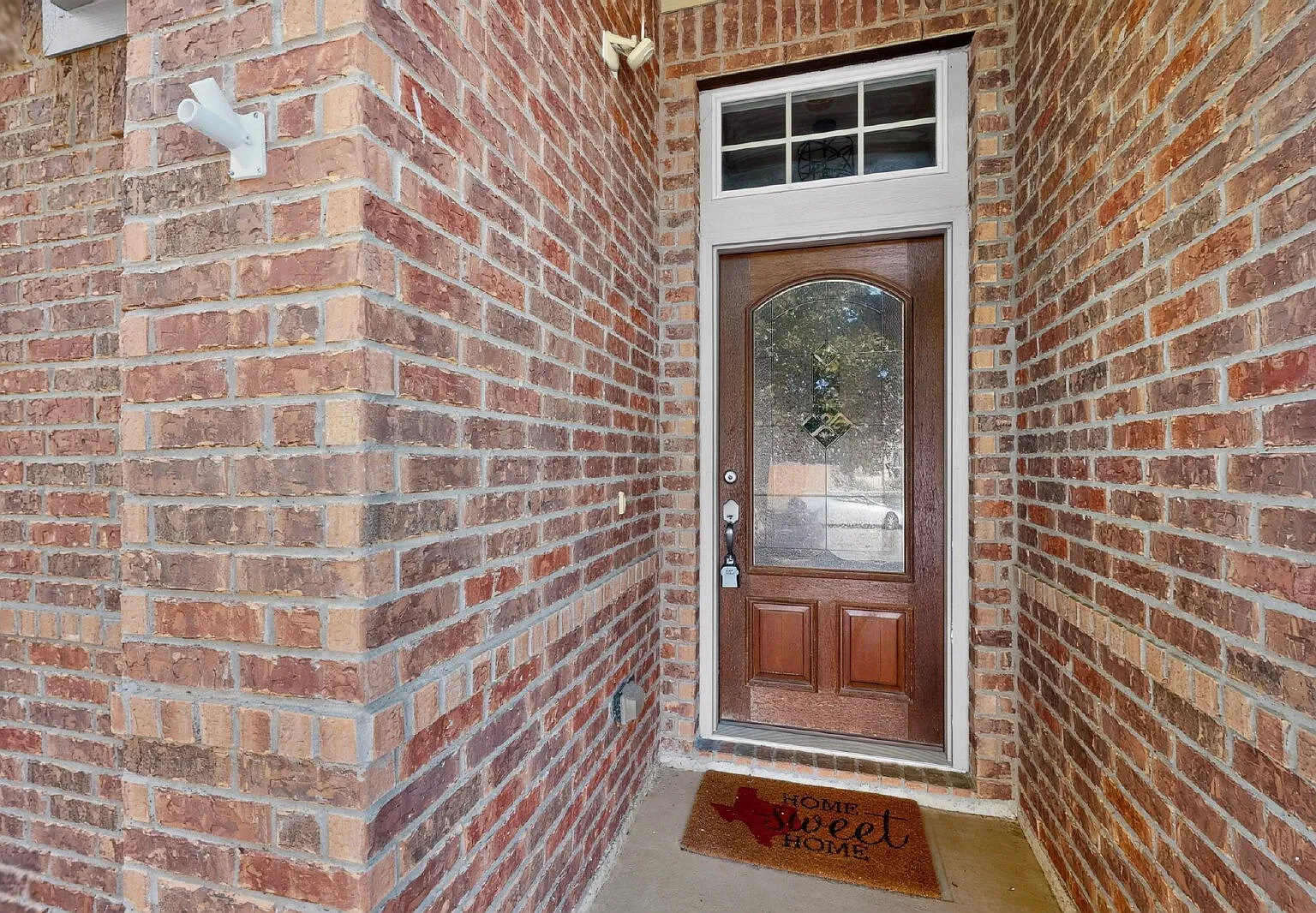 4 bed, 2.0 bath, 2080 sqft, $2,500 — Photo 2