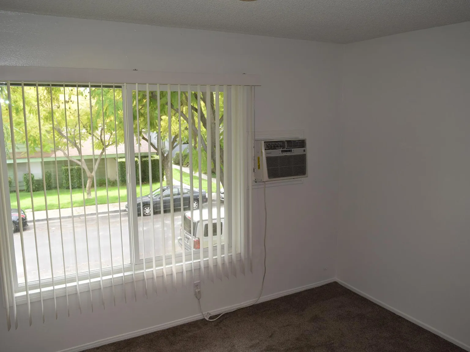 1945 Evergreen St — Photo 2