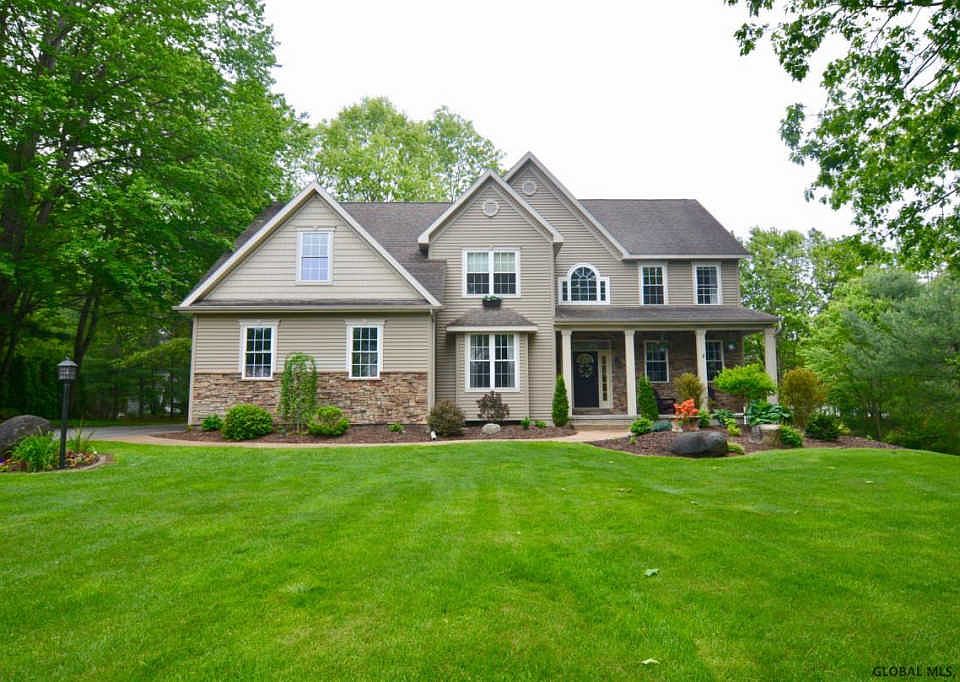 1st image of 19 Sweetbriar Dr