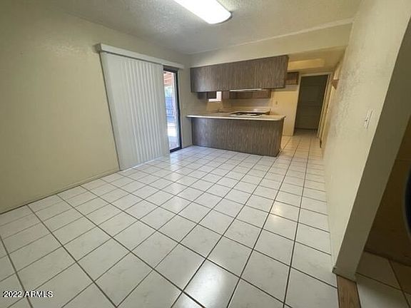 5th image of 817 W Robert E Lee Ln