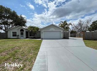 695 Baffin Dr, Venice, FL 34293