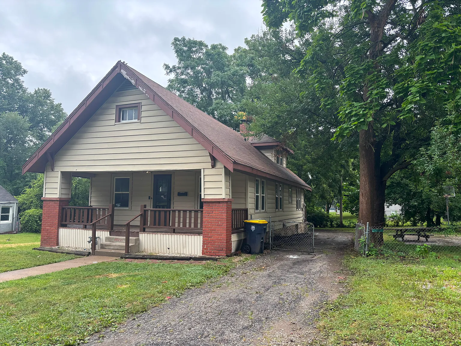 4 bed, $1,800 — Photo 1