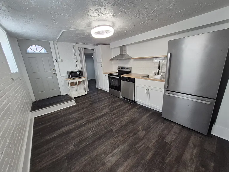 604 E Locust St — Photo 1