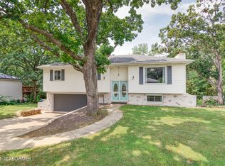 204 Valley View Dr, Jefferson City, MO 65109