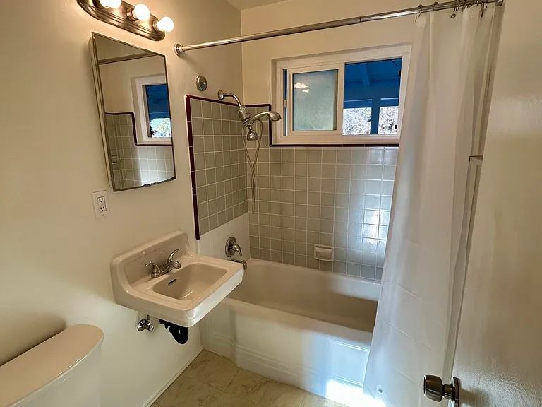 530 E Anapamu St #B — Photo 9