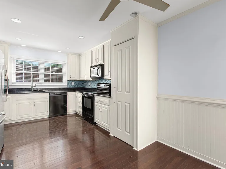 1011 Charles St #C — Photo 15
