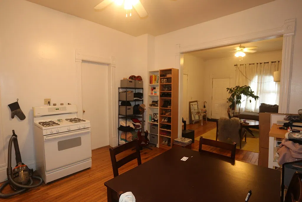 1075 N Hermitage Ave — Photo 3