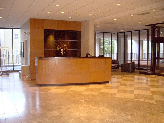 ELEGANT LOBBY W 24/7 CONCEIRGE