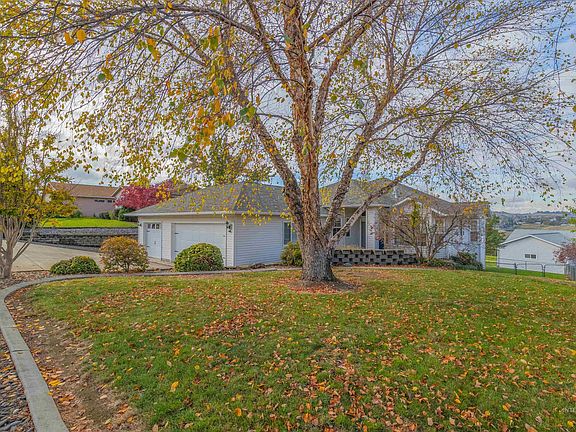 3rd image of 2214 Carol Dr