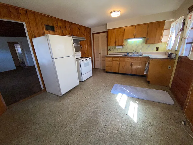 371 Adrian Dr — Photo 7