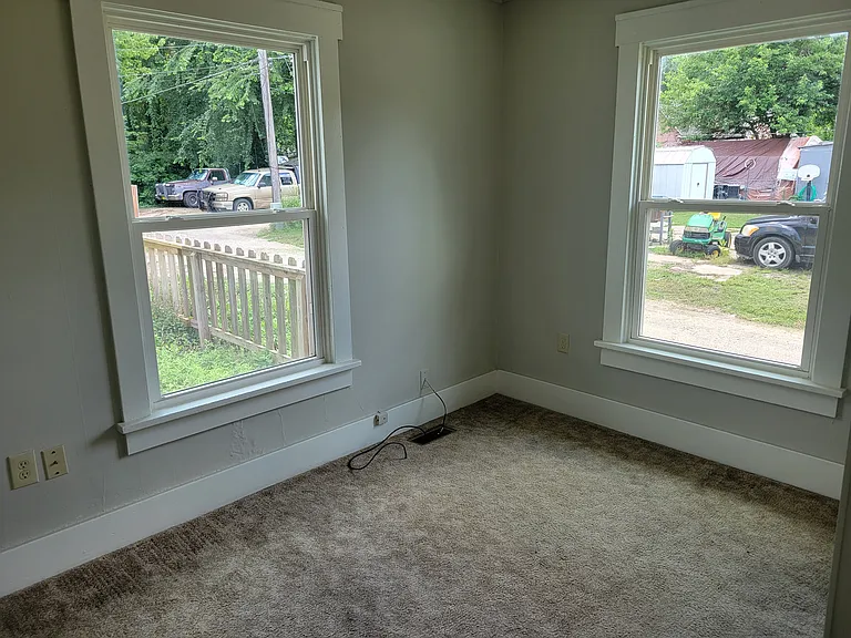 314 N Elm St — Photo 6