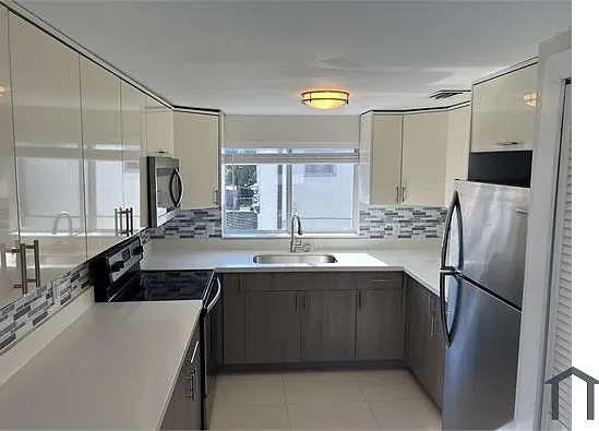 1059 SW 3rd St #7 — Photo 1