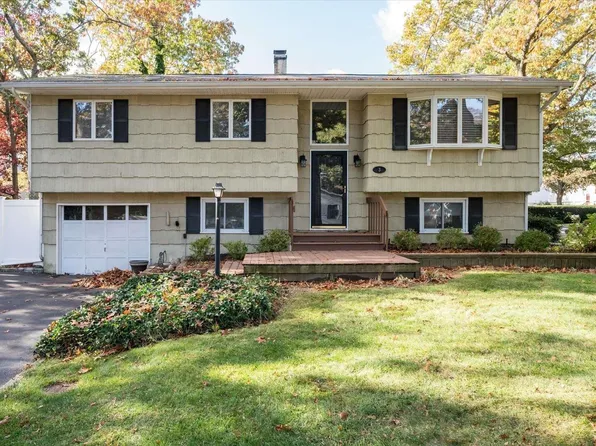 3 Livingston Street, Saint James, NY 11780