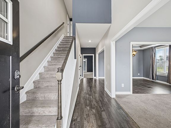 4th image of 1075 Vanguard Dr