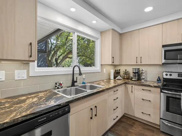 3522 42nd St NW, Edmonton, AB T6L 5A1