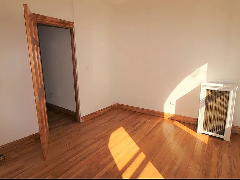 441 16th St #4L — Photo 2