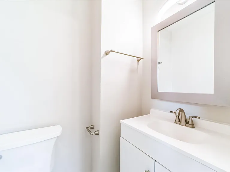 504 Avondale Ln — Photo 11