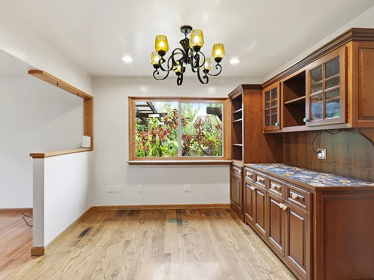 927 Lorne Way — Photo 12