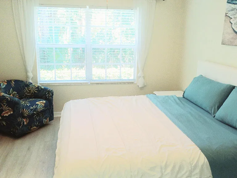 Master bedroom - king bed
