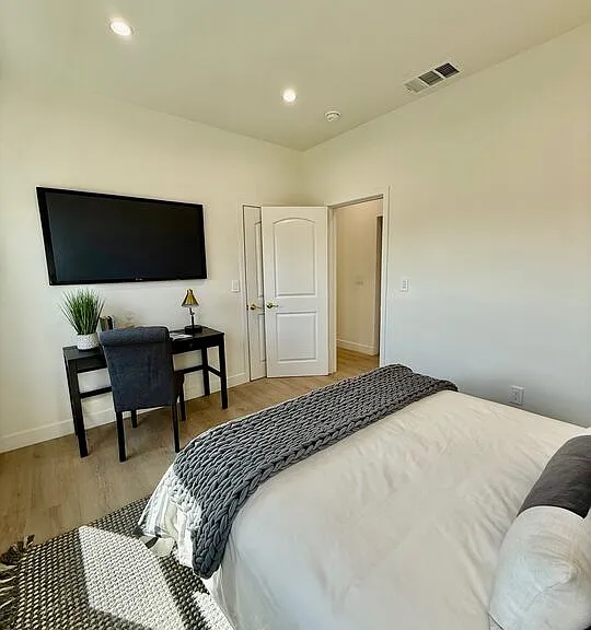 900 N Alfred St #2 — Photo 20