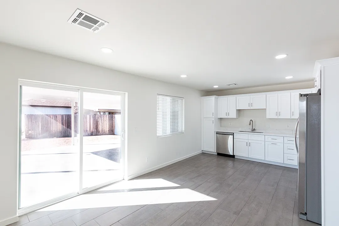 1818 S Hardy Dr — Photo 4