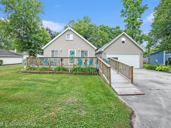 3700 Shorewood Rd, Lakeport, MI 48059