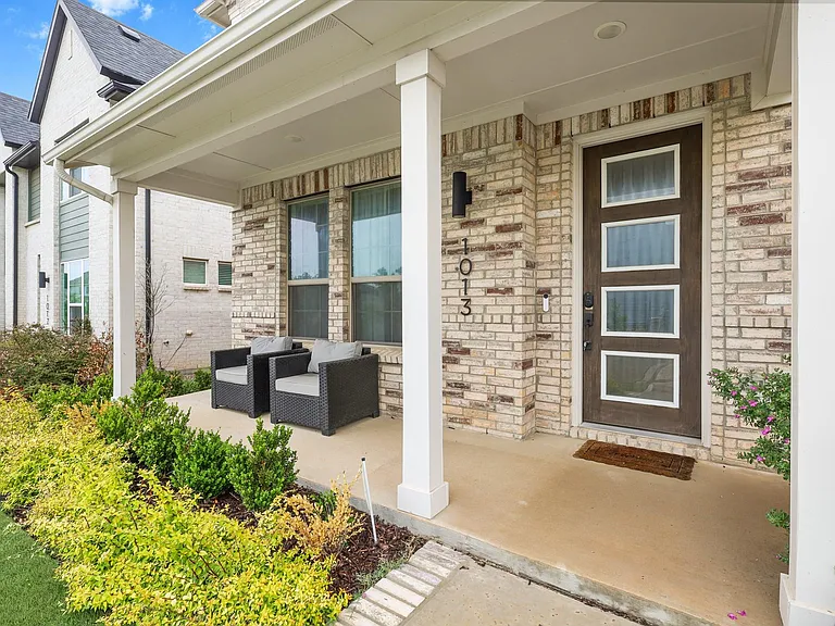1013 Carnation Dr — Photo 5
