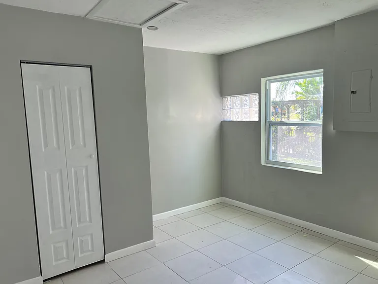 1910 Juanita Ave — Photo 7
