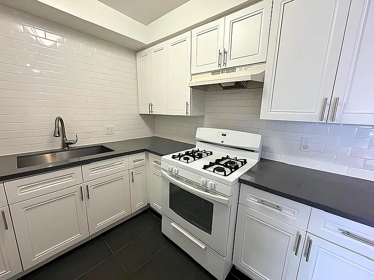 5030 Maplewood Ave #104 — Photo 2