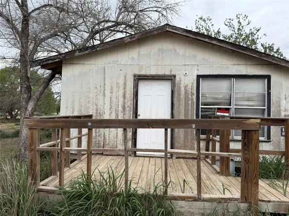 108 J Ave, Christine, TX 78012