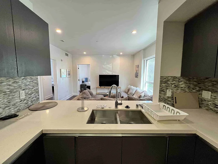 1747 N La Brea Ave — Photo 17