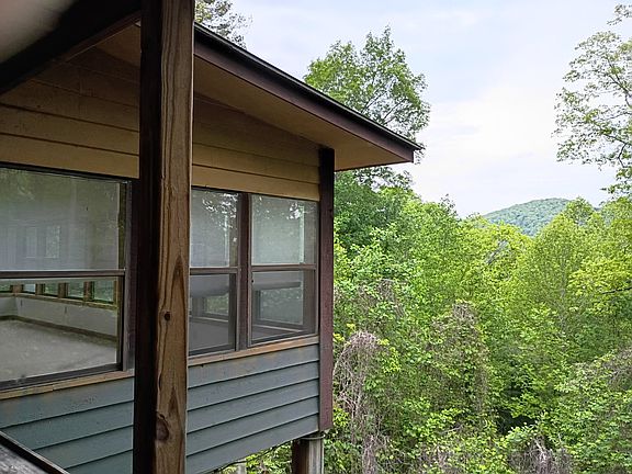 4th image of 24 Dogwood Ln
