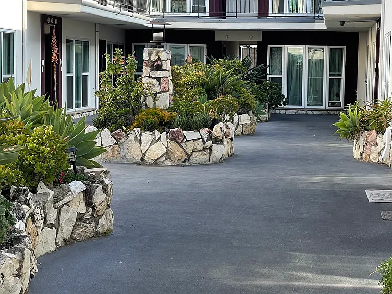 5110 Harold Way Apartments — Photo 2