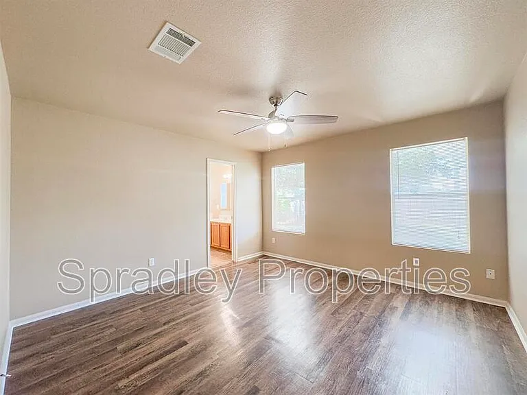 212 Avrshire Ln — Photo 11