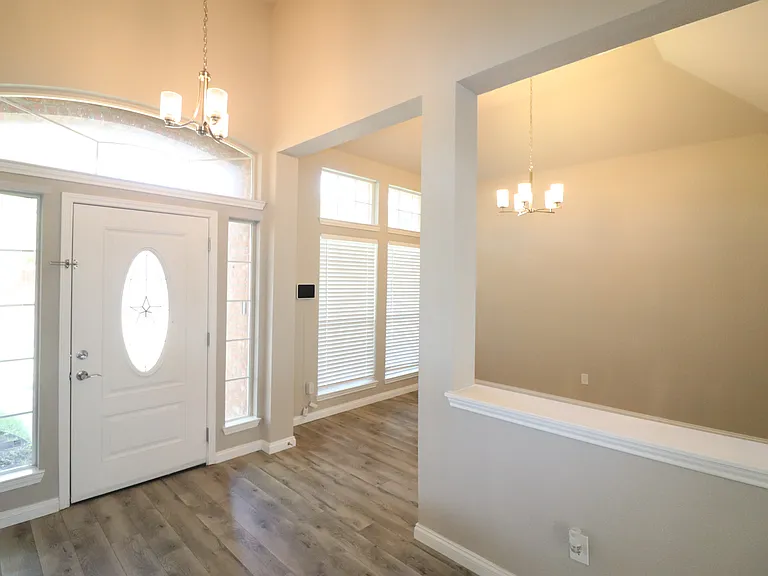 4606 Clay Dr — Photo 3