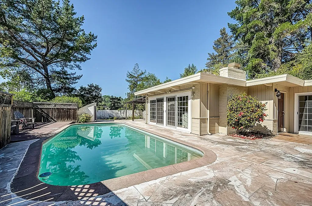 915 Janet Ln photo 1