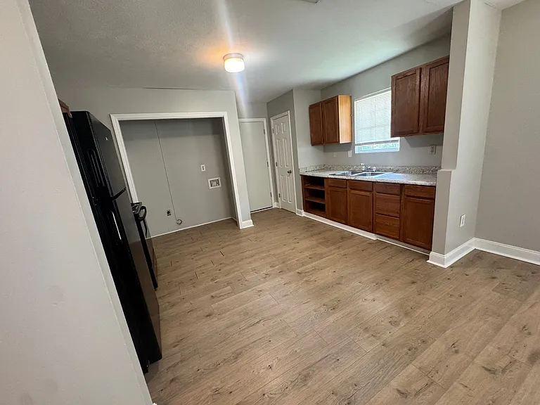 1047 Ellis Ln — Photo 3