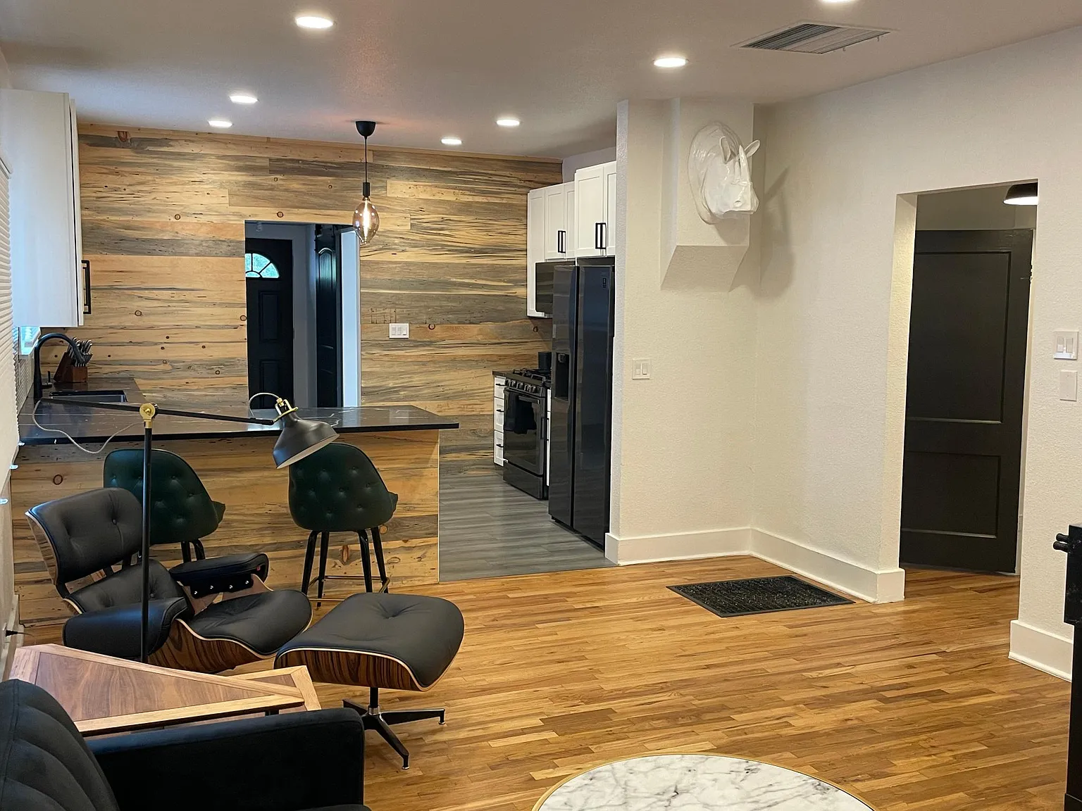 2 bed, 1150 sqft, $2,450 — Photo 1