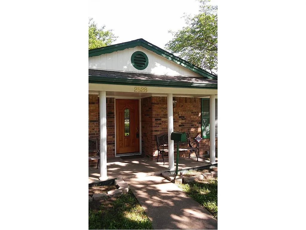 2528 Greenhill Dr photo 1