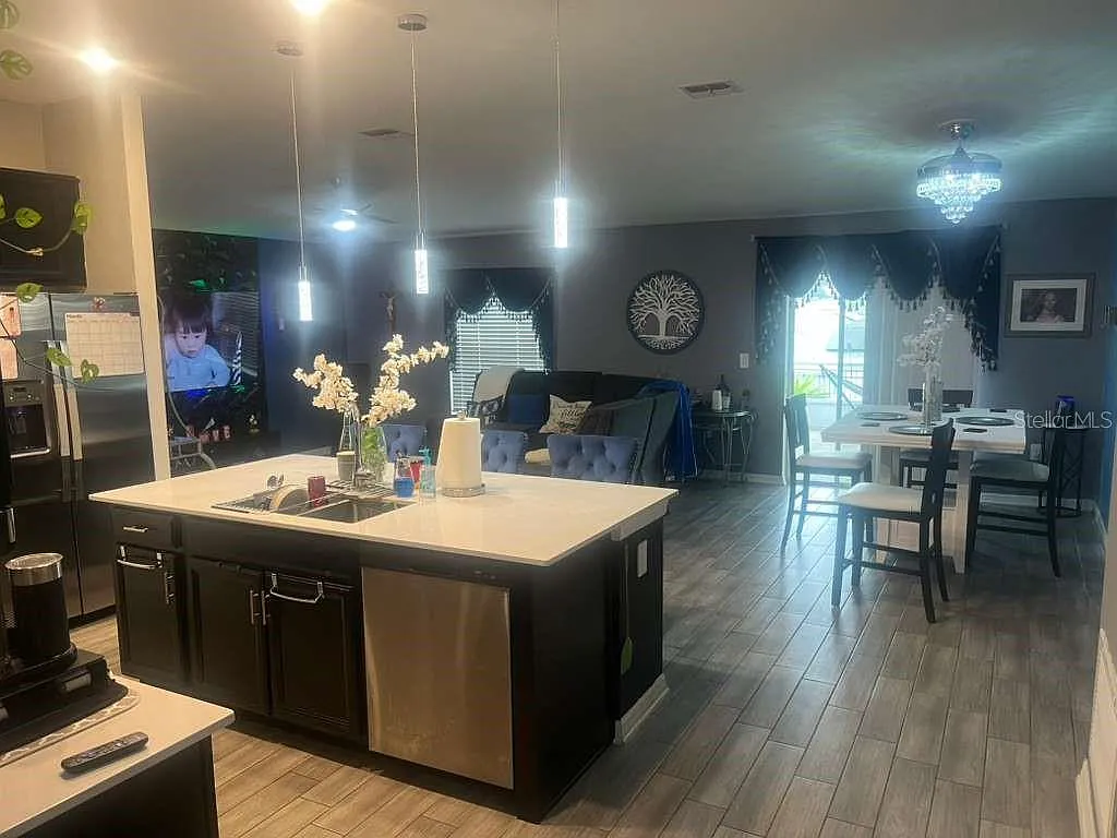 3 bed, 2.0 bath, 1560 sqft, $2,400 — Photo 4