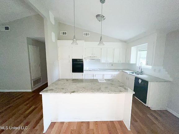 4th image of 448 Marilyn Dr