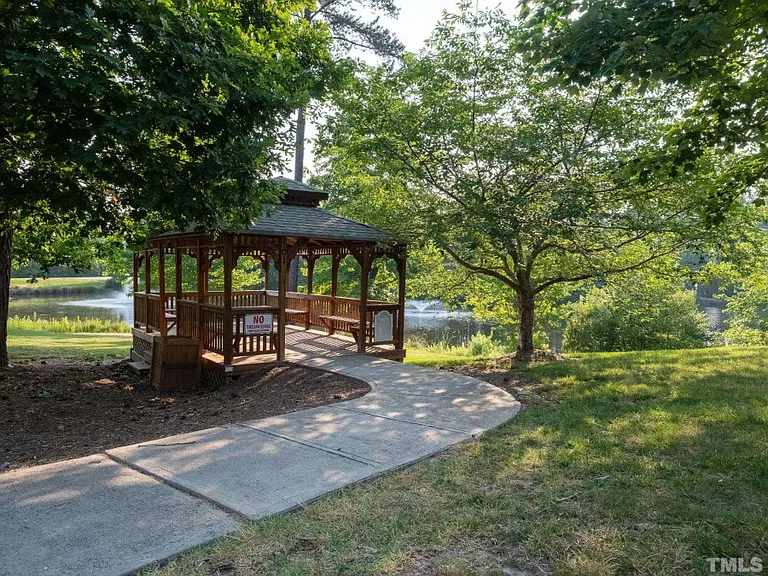 306 Canyon Lake Cir — Photo 29