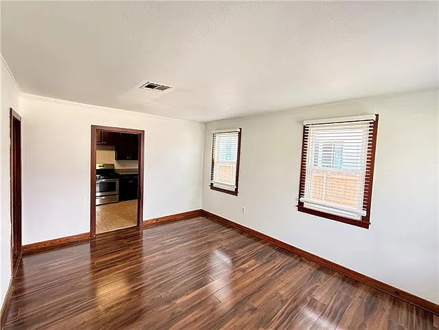 3 bed, 1.0 bath, 1350 sqft, $1,900 — Photo 3