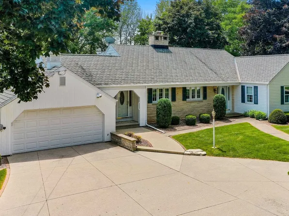 4805 River Heights Dr, Manitowoc, WI 54220