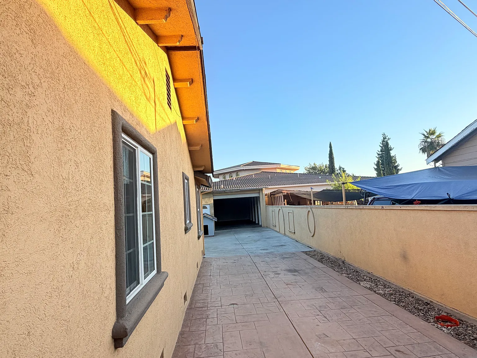 3 bed, 1402 sqft, $2,400 — Photo 3