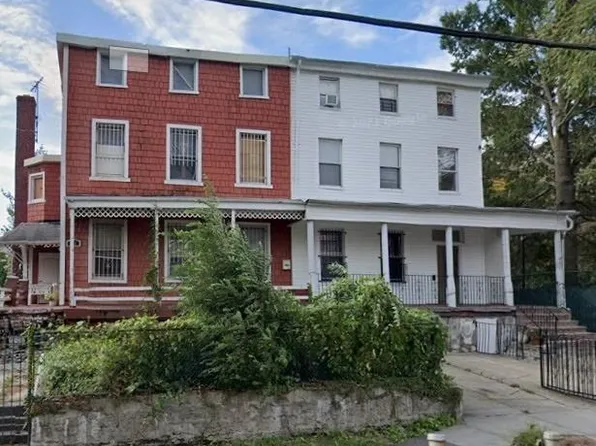 906 27th Ave, Astoria, NY 11102